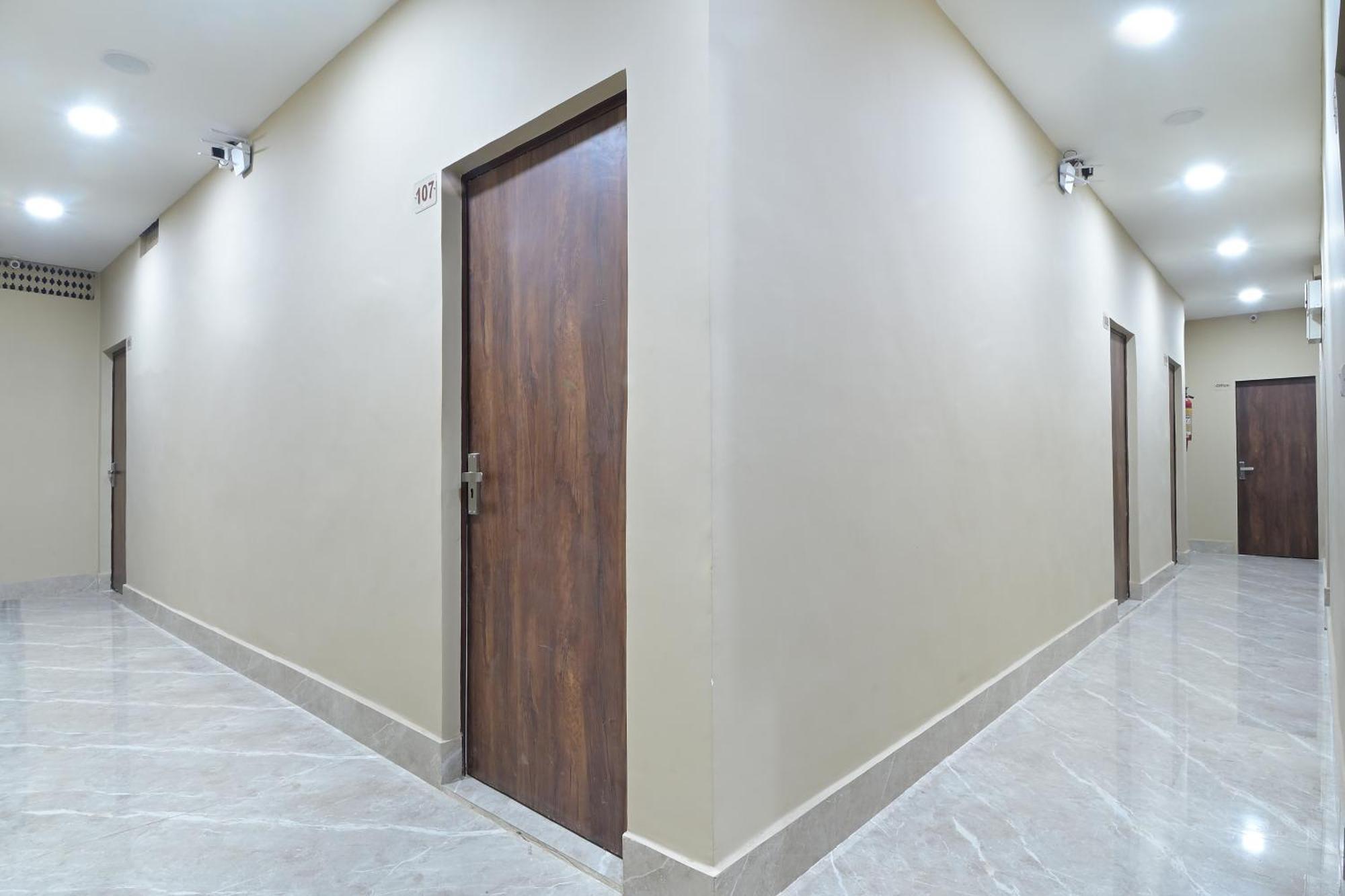 Chowdhry Tourist Lodge - New Delhi Railway Station - 2 Minutes Walk Exterior foto