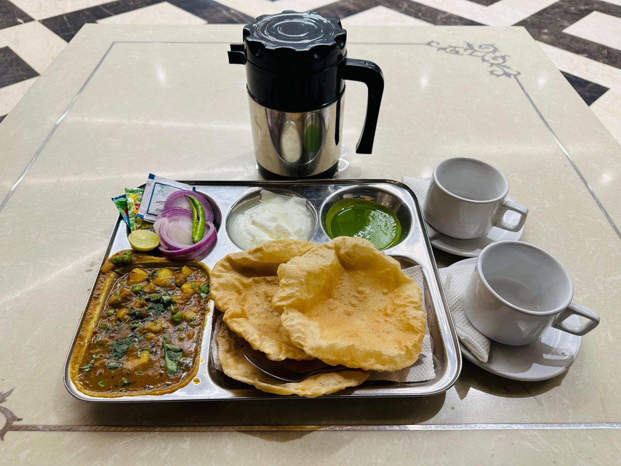 Chowdhry Tourist Lodge - New Delhi Railway Station - 2 Minutes Walk Exterior foto