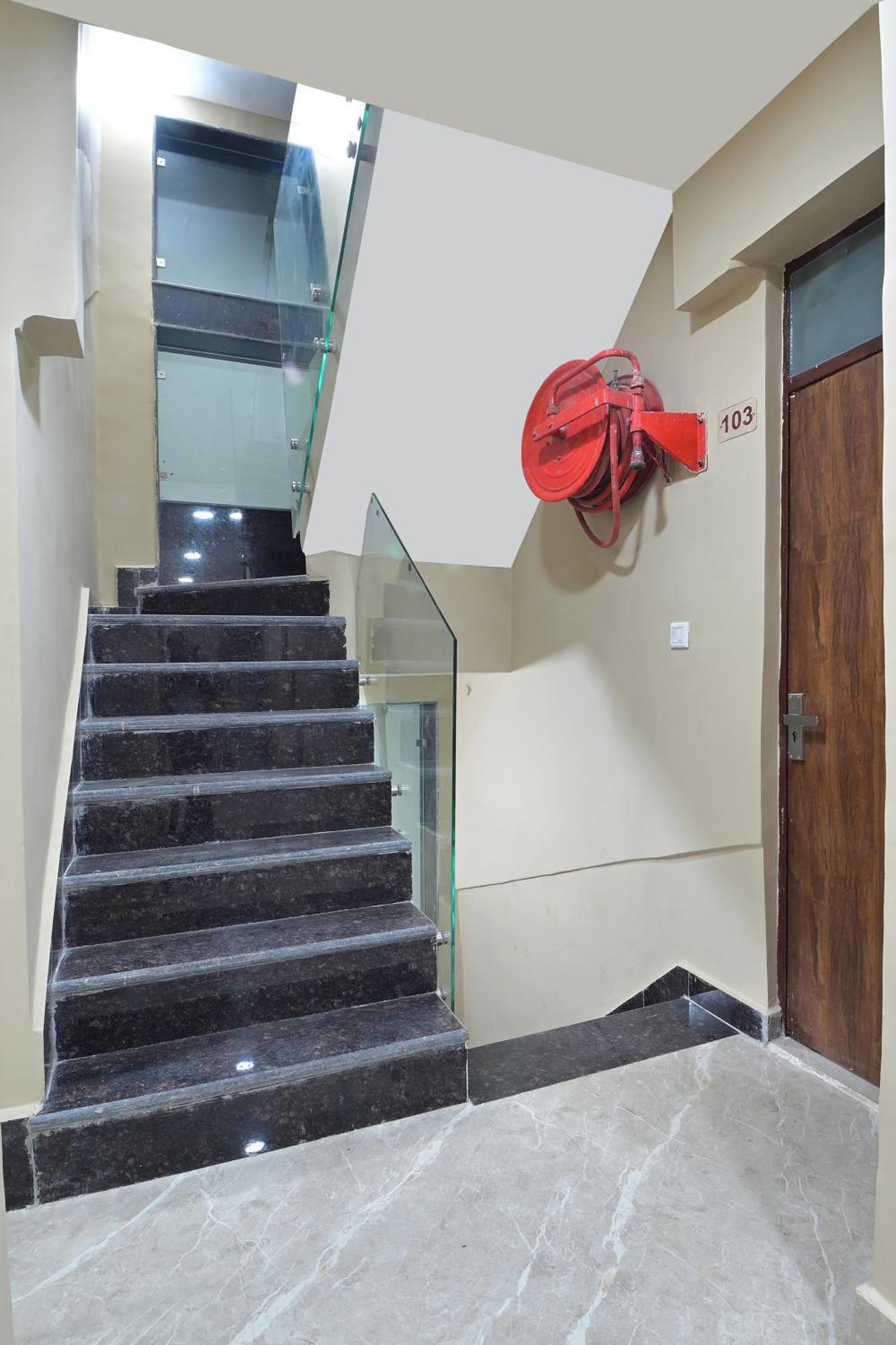 Chowdhry Tourist Lodge - New Delhi Railway Station - 2 Minutes Walk Exterior foto